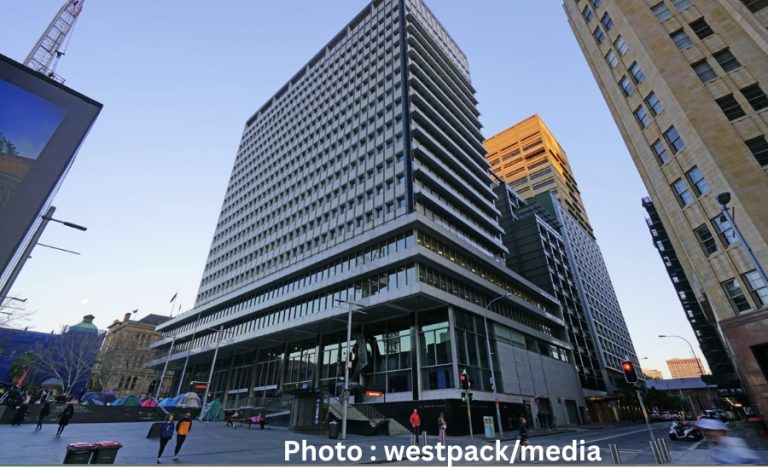 Westpac joins big four banks in tipping November rate rise as consumer confidence falls